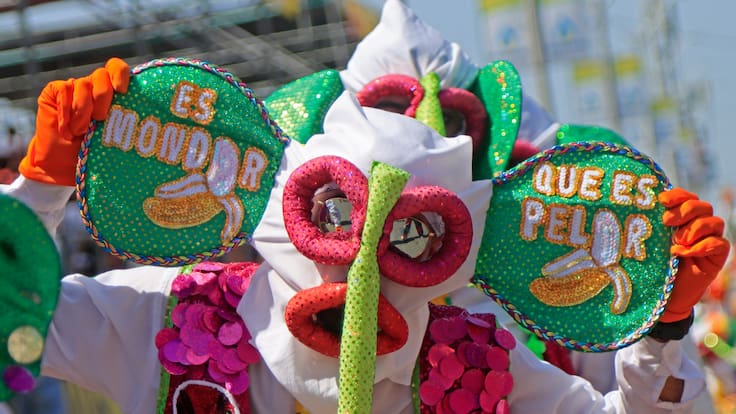 ACOMPAÑA CRÓNICA COLOMBIA CARNAVAL AME8758. BARRANQUILLA (COLOMBIA), 12/02/2024.- Un integrante de una comparsa participa en la Gran Parada de Comparsas hoy, durante el tercer desfile del Carnaval de Barranquilla (Colombia). Sincronizadas comparsas ataviadas con brillantes trajes de plumas, lentejuelas y canutillos, además de la música y la danza que trajeron a América los esclavos africanos, fueron las notas predominantes en el Cumbiódromo de la Vía 40 durante el tercer día de desfiles del Carnaval de Barranquilla. EFE/Ricardo Maldonado Rozo