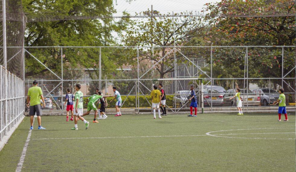 Si prefiere estar en Medellín puede encontrar actividades en el Parque Comfenalco Guayabal o en el Club Comfenalco La Playa; allí le ofrecen diferentes opciones de acondicionamiento físico y deporte como fútbol, baloncesto, voleibol, tenis, natación, gimnasio, además de sauna y turco si lo que quiere es relajarse.