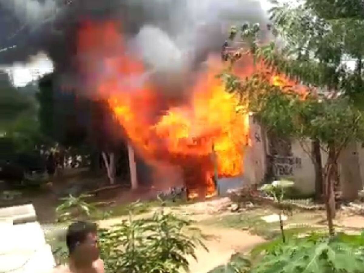 Le prendió fuego a la casa de su mamá porque le cogieron un gallo