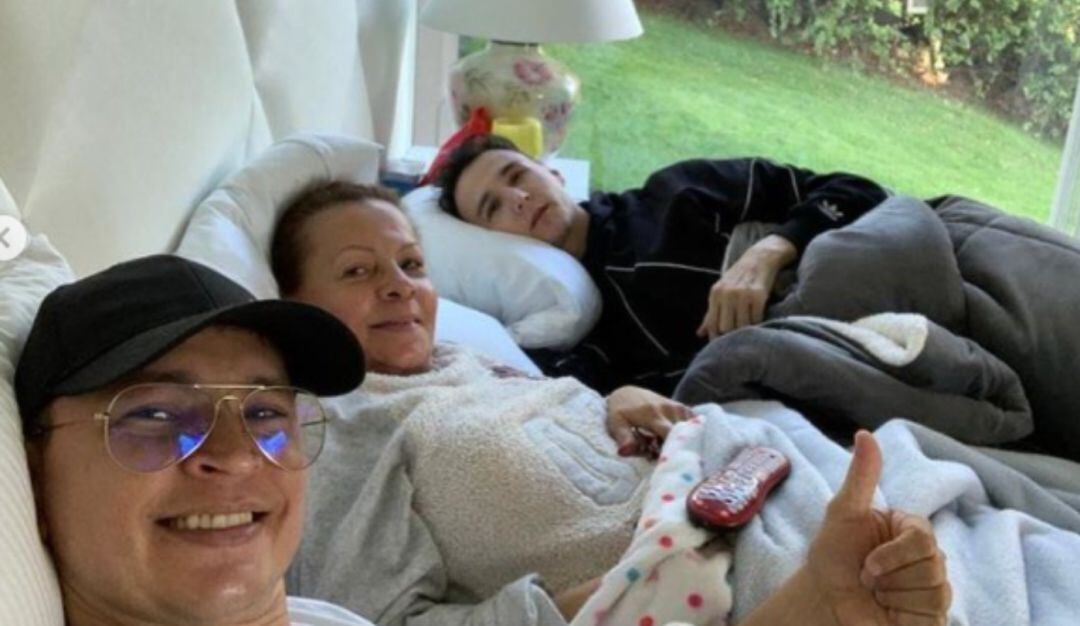 Mauricio Leal junto a su mamá y Yhoiner Leal. 