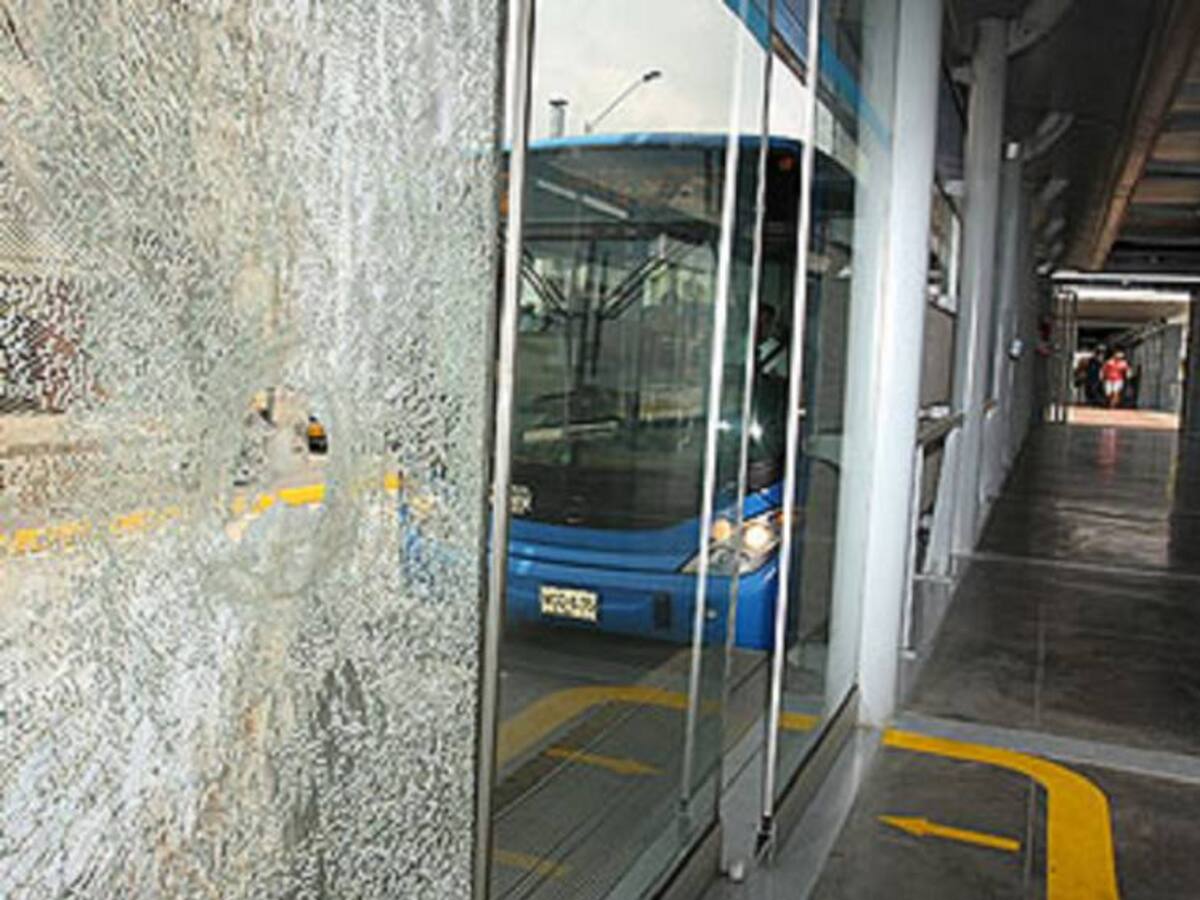 Vandalismo contra estación del Mio causan encapuchados