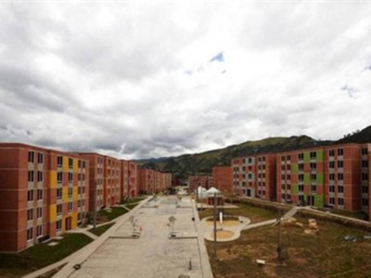 Ministro de Vivienda podrá seguir entregando casas gratis: MOE