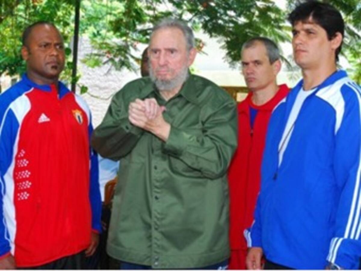 Fidel Castro vuelve a vestir la camisa verde olivo en nueva aparición pública