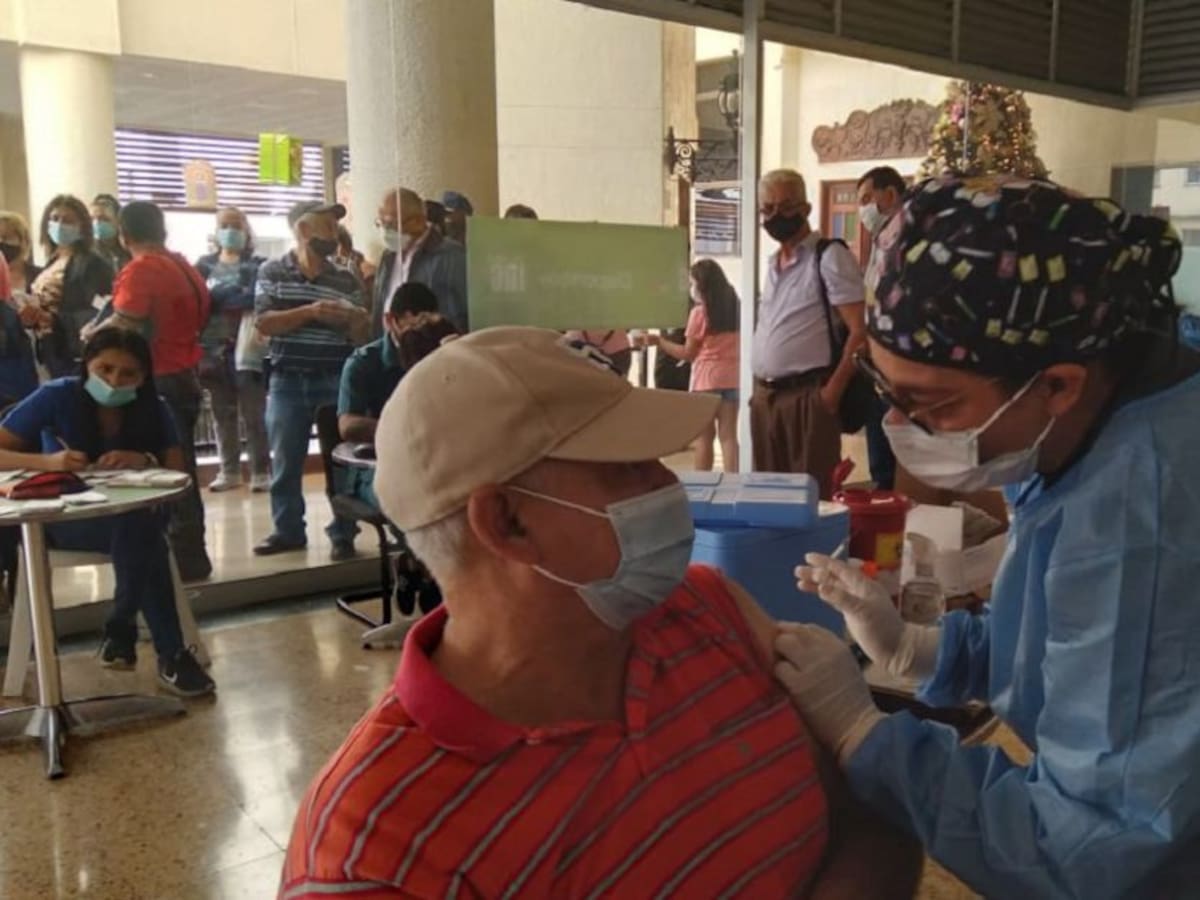 En Armenia 71% de encuestados tiene esquema completo de vacunas: Cómo Vamos