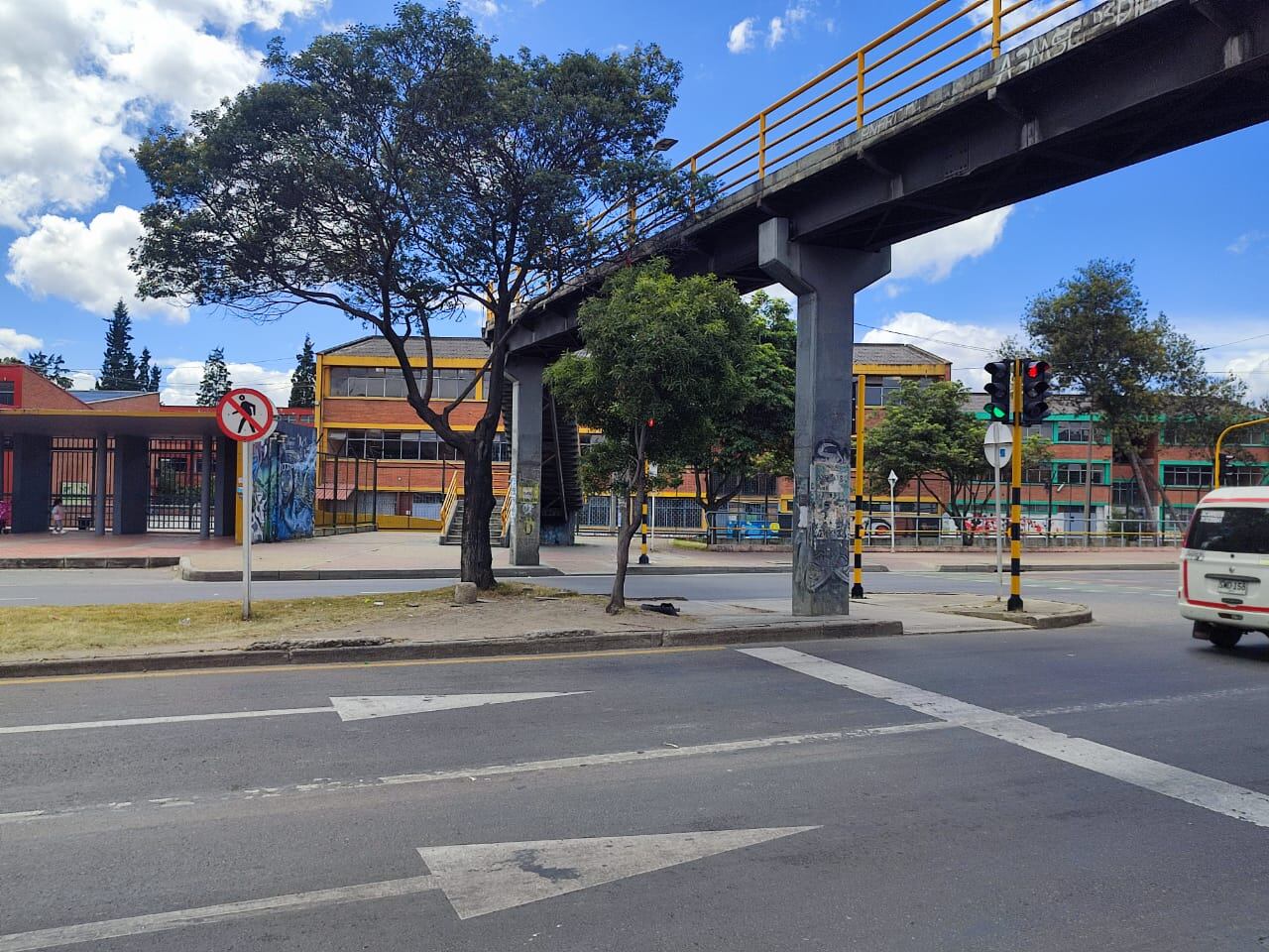 Puente que conecta al colegio INEM Santiago Pérez