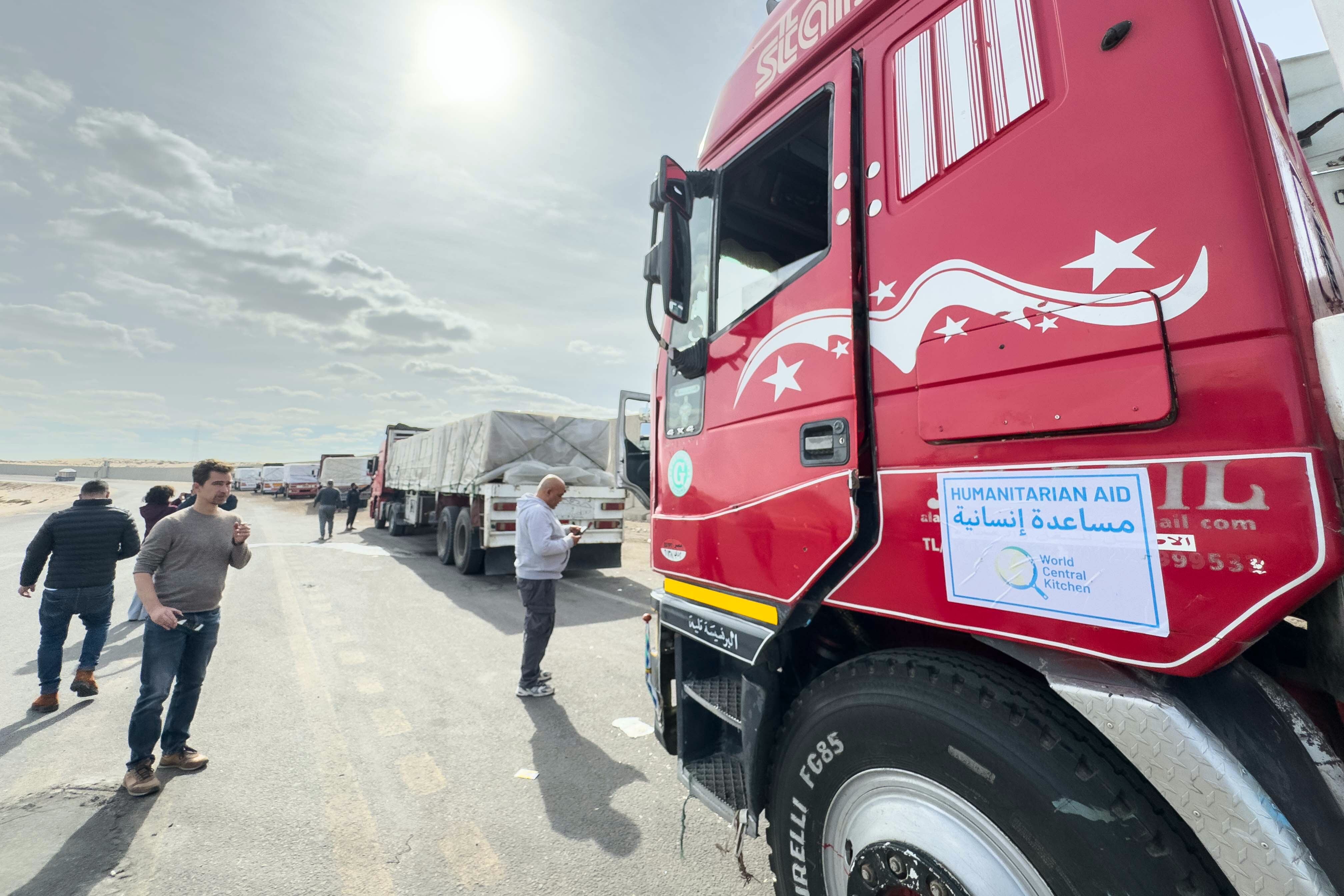 Al-arish (Egypt), 19/01/2025.- Trucks carrying humanitarian aid bound for the Gaza Strip wait near Al-Arish to go to Rafah border crossing between the Gaza Strip and Egypt, 19 January 2024, before a ceasefire in Gaza is set to come into effect. Israel and Hamas agreed on a hostage release deal and a Gaza ceasefire to be implemented on 19 January 2025. More than 46,000 Palestinians have been killed in the Gaza Strip, according to the Palestinian Ministry of Health, since Israel launched a military campaign in the strip in response to a cross-border attack led by the Palestinian militant group Hamas on 07 October 2023, in which about 1,200 Israelis were killed and more than 250 taken hostage. (Egipto) EFE/EPA/MOHAMED HOSSAM