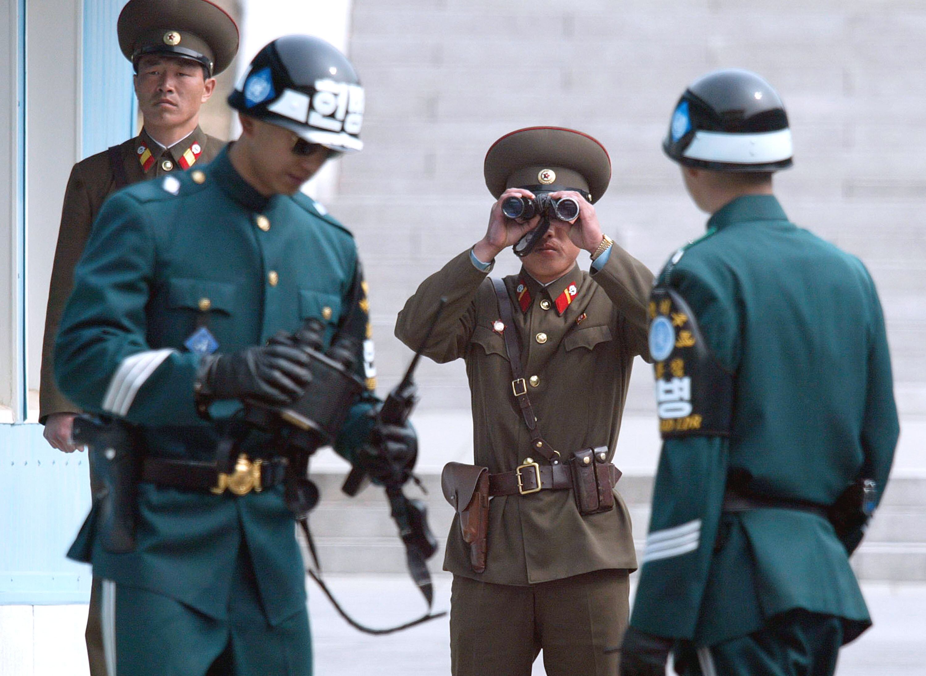 Soldados norcoreanos y surcoreanos en la frontera común. 
(Foto: GettyImages)