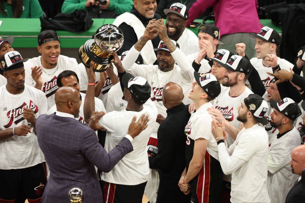 Miami Heat celebra con el trofeo que los ratifica como campeones de la Conferencia Este de la NBA (Photo by Adam Glanzman/Getty Images)