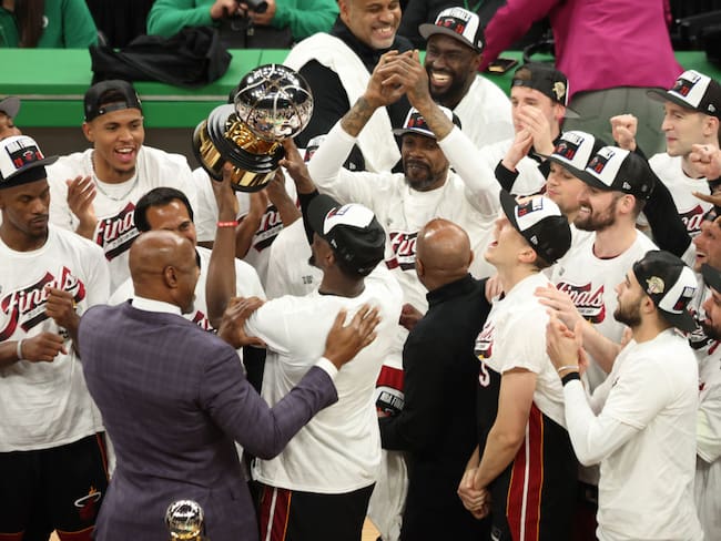 Miami Heat celebra con el trofeo que los ratifica como campeones de la Conferencia Este de la NBA (Photo by Adam Glanzman/Getty Images)