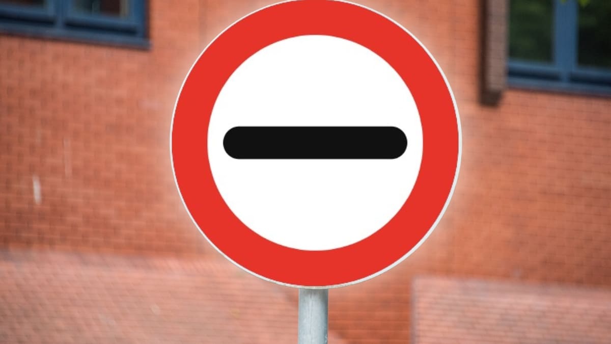 ¿Qué significa y por qué es tan importante la señal de tránsito con una raya negra horizontal?