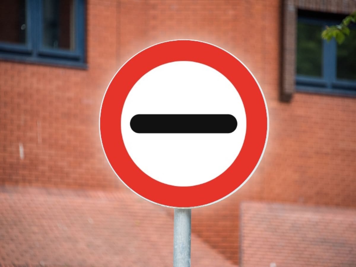 ¿Qué significa y por qué es tan importante la señal de tránsito con una raya negra horizontal?