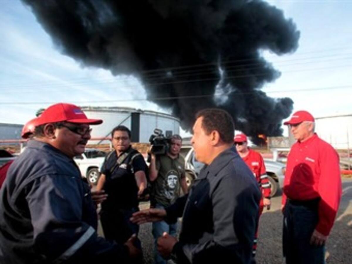 Gobierno venezolano asegura que controlará incendio en refinería en las próximas horas