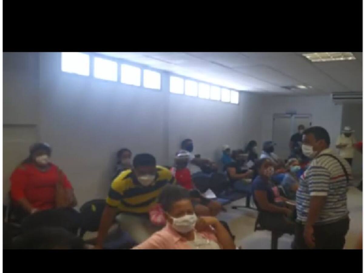 Quejas por aglomeraciones en centro de atención del magisterio en Cartagena