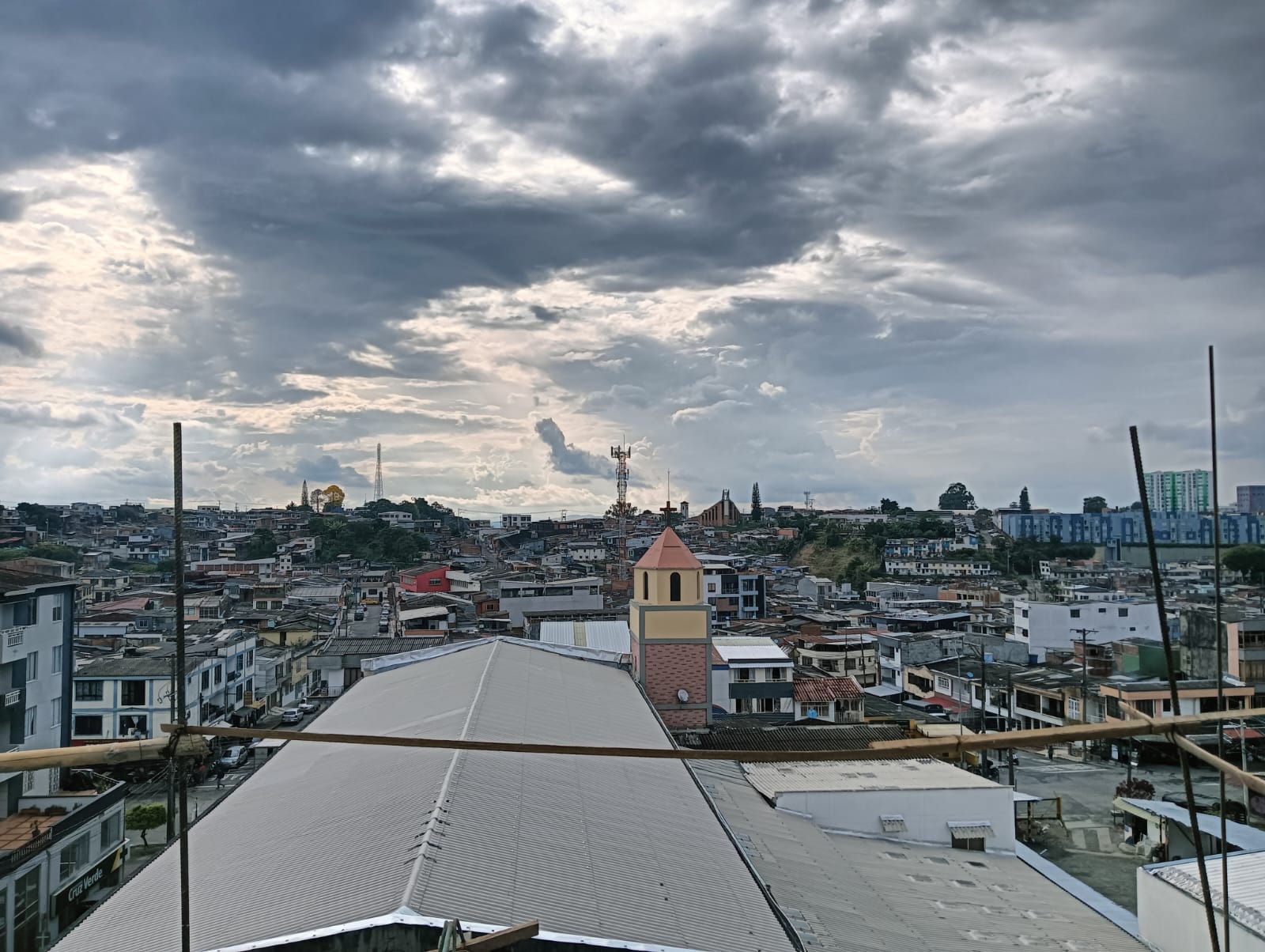 Al fondo la iglesia la Sagrada Familia de Armenia del barrio Granada. Foto: Adrián Trejos