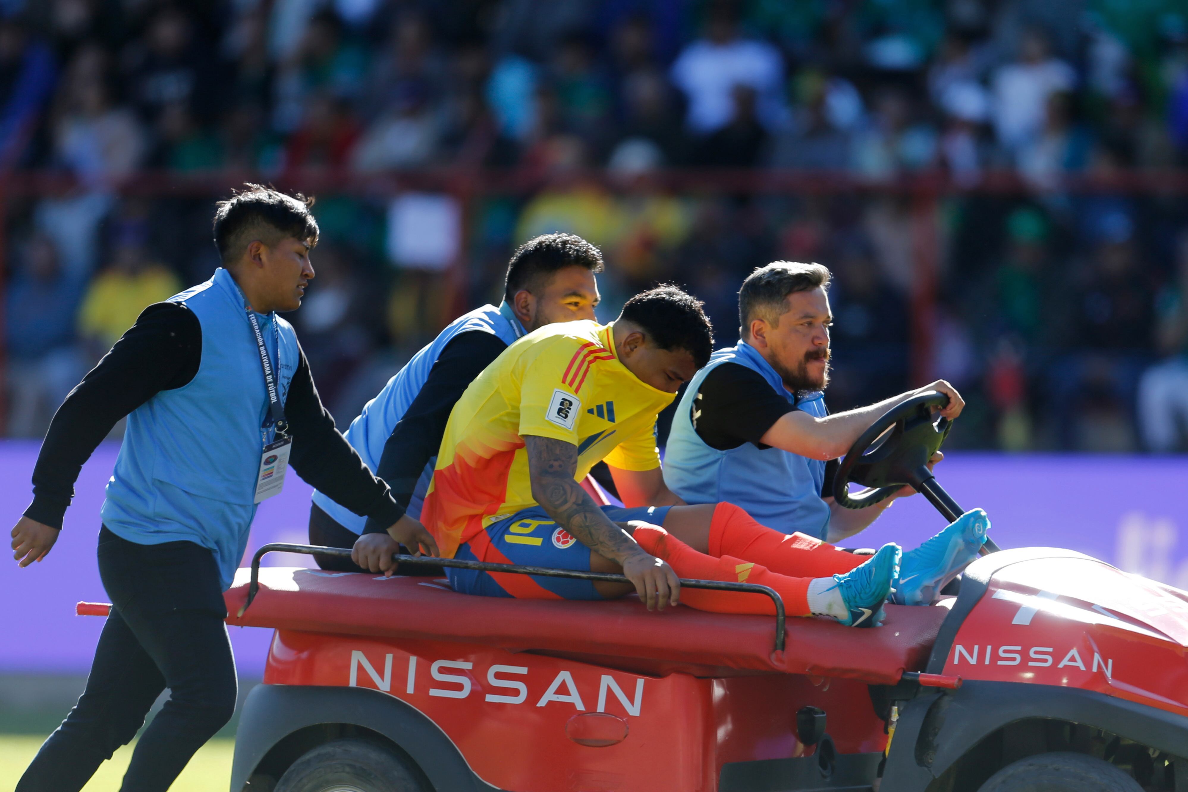 Roger Martínez abandona el campo de juego tras una dura entrada.  (Photo by Gaston Brito Miserocchi/Getty Images)
