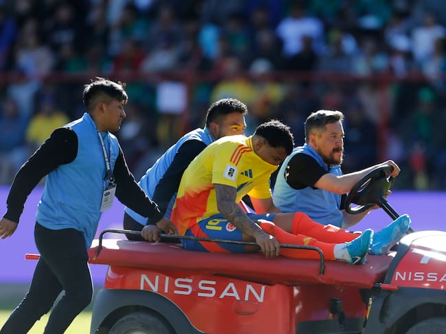 Roger Martínez abandona el campo de juego tras una dura entrada. (Photo by Gaston Brito Miserocchi/Getty Images)