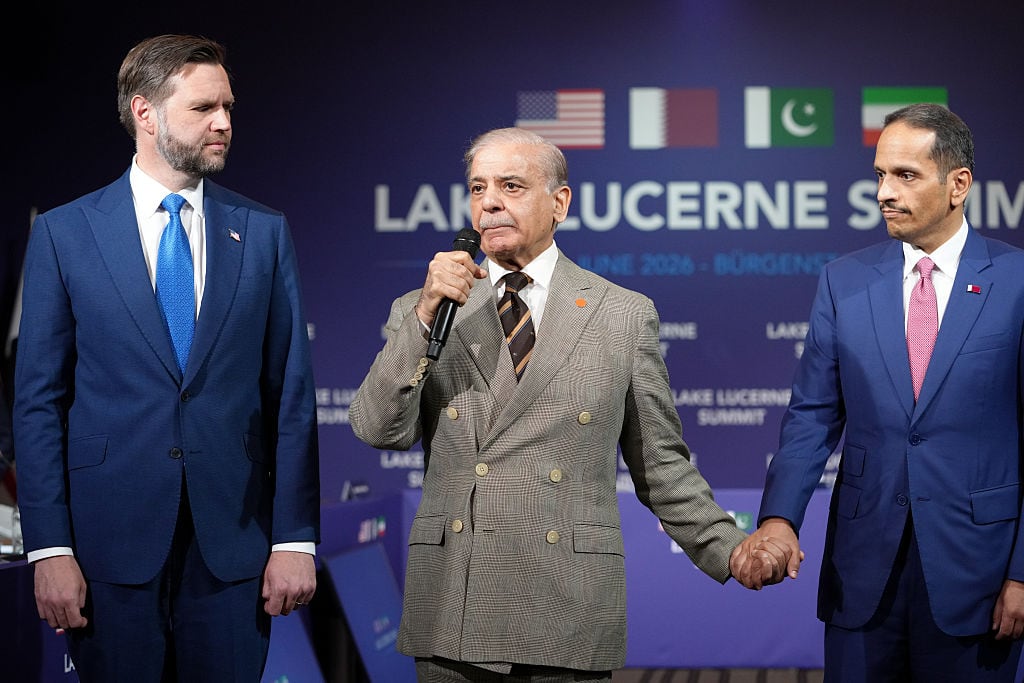 El primer ministro de Pakistán, Shehbaz Sharif, habla junto al vicepresidente de Estados Unidos, JD Vance, y al primer ministro y ministro de Relaciones Exteriores de Qatar, el jeque Mohammed bin Abdulrahman bin Jassim Al-Thani. Getty Images