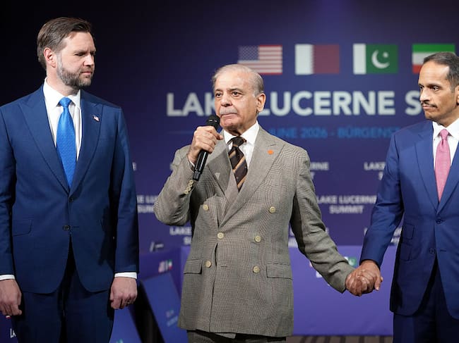 El primer ministro de Pakistán, Shehbaz Sharif, habla junto al vicepresidente de Estados Unidos, JD Vance, y al primer ministro y ministro de Relaciones Exteriores de Qatar, el jeque Mohammed bin Abdulrahman bin Jassim Al-Thani. Getty Images