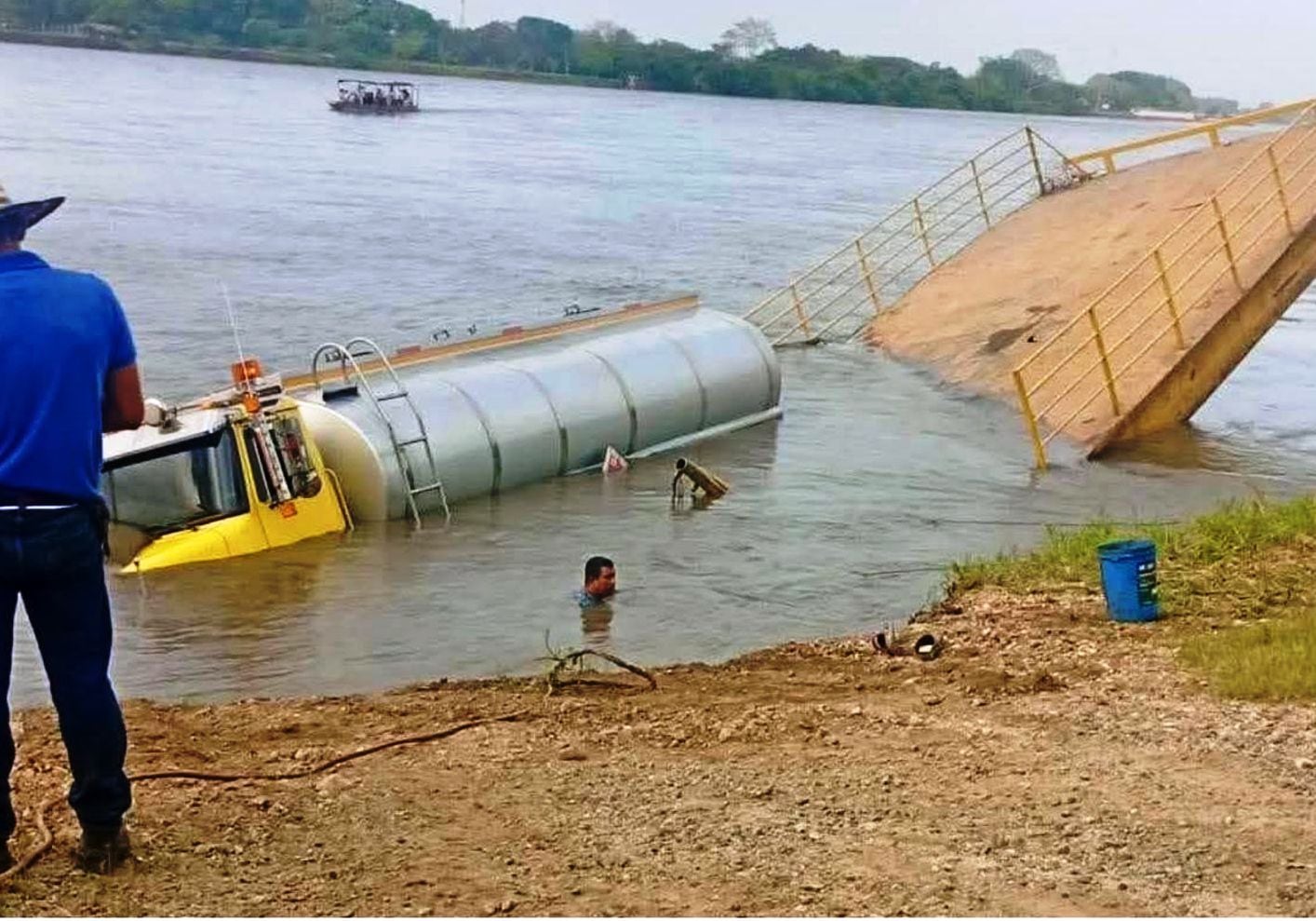 Descartan derrame de combustible al río Magdalena con caída de vehículo al cuerpo de agua