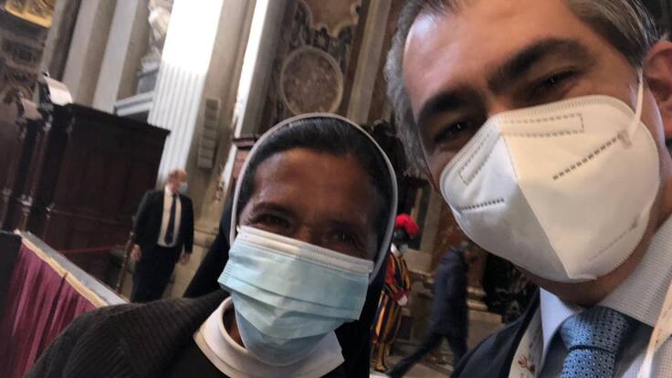 El hombre que abrazó en nombre de toda Colombia a la hermana Gloria Cecilia