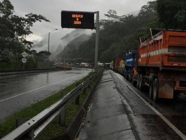 Esta vía contempla una inversión superior a 2,8 billones de pesos y la generación de cerca de 1.800 empleos.