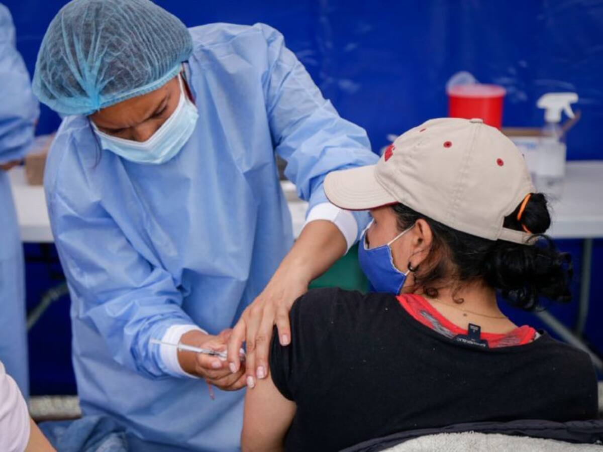 Llamado a jóvenes y mujeres embarazadas a vacunarse