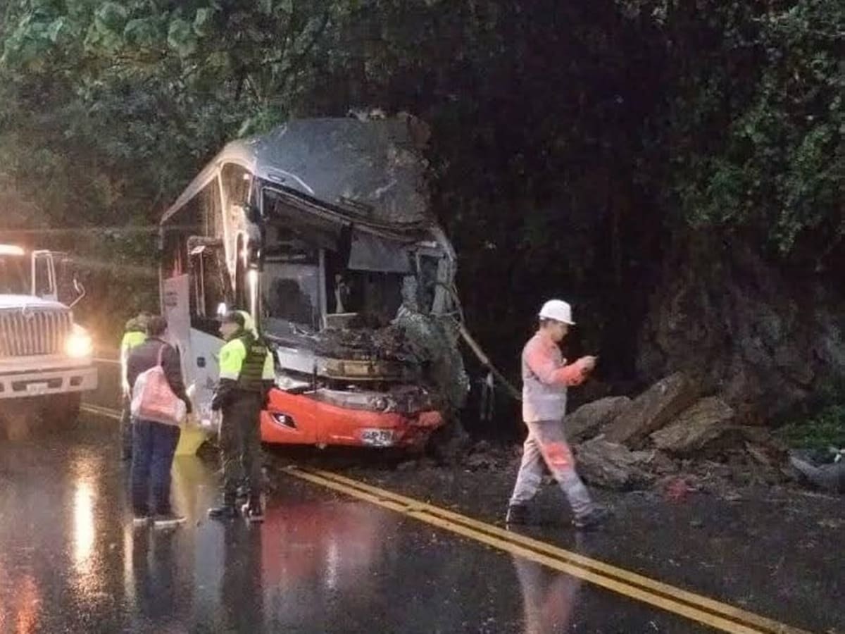 Aparatoso accidente de un bus dejó siete heridos en la vía Ibagué – Cajamarca