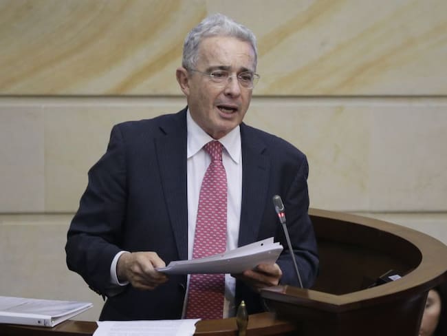 Tras reunión con Uribe, se propone que fútbol colombiano vuelva en agosto