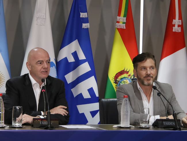 Gianni Infantino, presidente de la FIFA y Alejandro Domínguez, presidente de la Conmebol (Photo by Christian Alvarenga/Getty Images)
