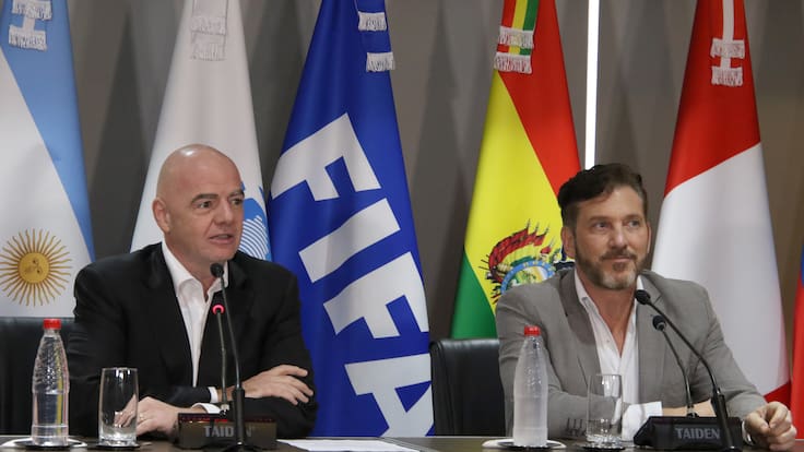 Gianni Infantino, presidente de la FIFA y Alejandro Domínguez, presidente de la Conmebol