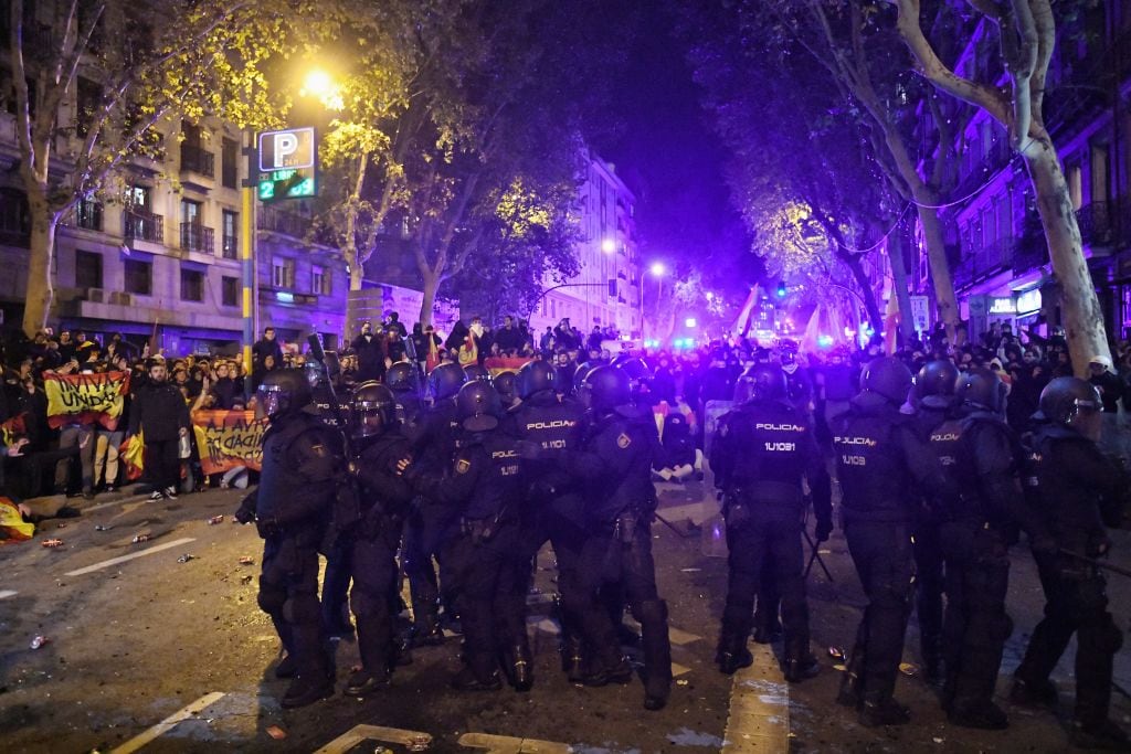 Decenas de manifestantes con banderas se enfrentan a la policía durante una manifestación contra la amnistía, frente a la sede del PSOE en la calle Ferraz, (Foto de Fernando Sánchez/Europa Press vía Getty Images)Nueva manifestación en Ferraz contra la negociación del Psoe y Junts


Foto / Fernando Sanchez/Europa Press via Getty Images)