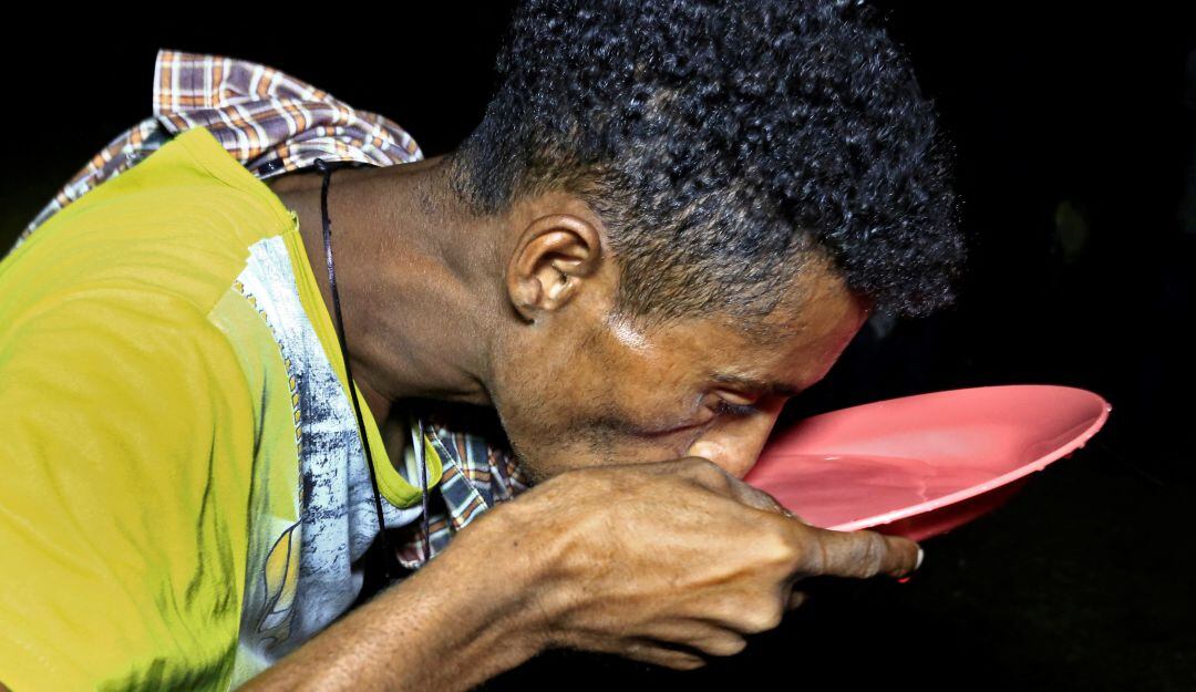 Hombre refugiado en Etiopía