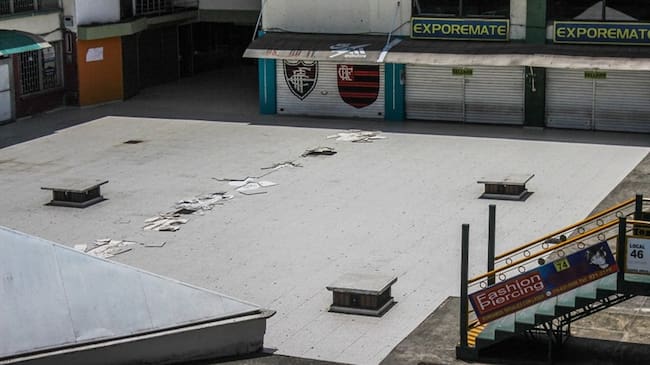 Expertos en ingeniería y arquitectura avanzan en los estudios técnicos en el Centro Comercial Anarkos de Popayán. Foto: Alcaldía