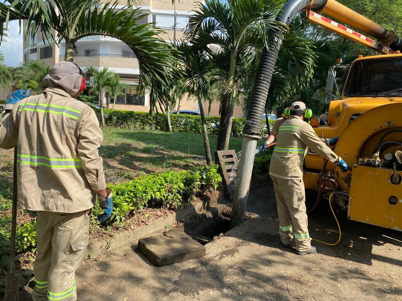 Emcali / Limpieza de sumideros