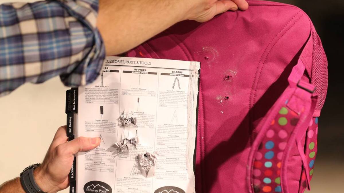 En EE.UU. los padres compran maletines blindados por aumento de tiroteos en escuelas