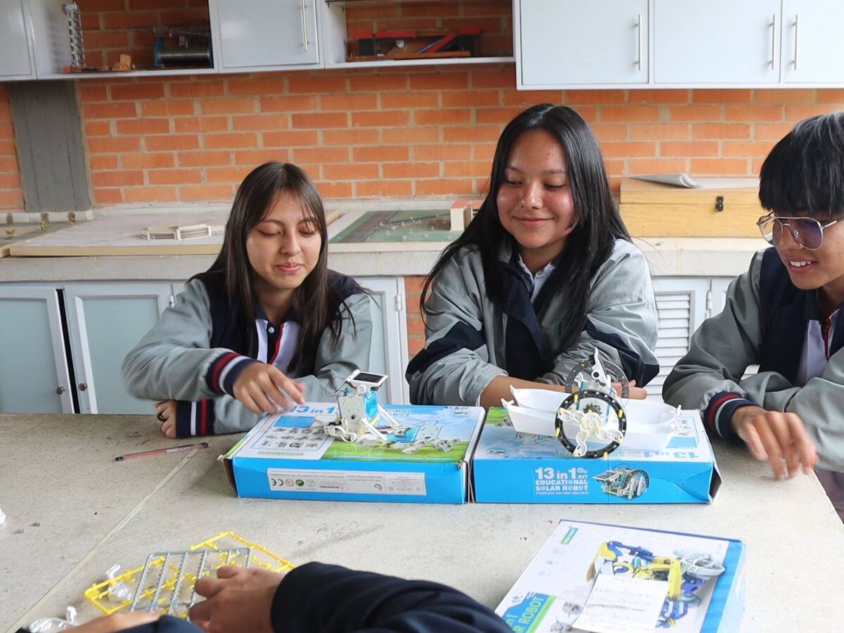 Nobsa avanza hacia la educación del futuro con la primera muestra y concurso de robótica