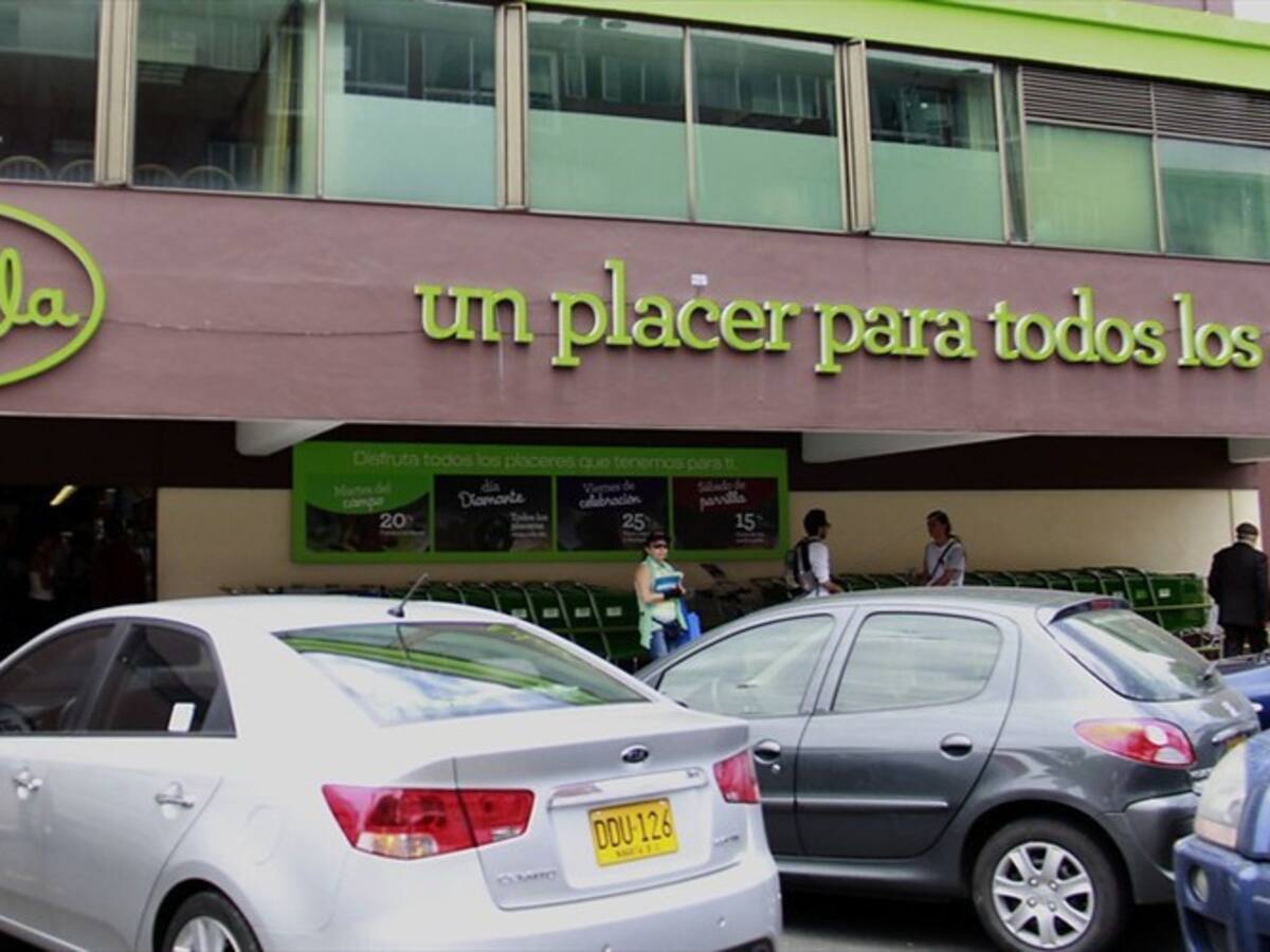 Choque de un automóvil contra almacén de cadena deja varias personas heridas