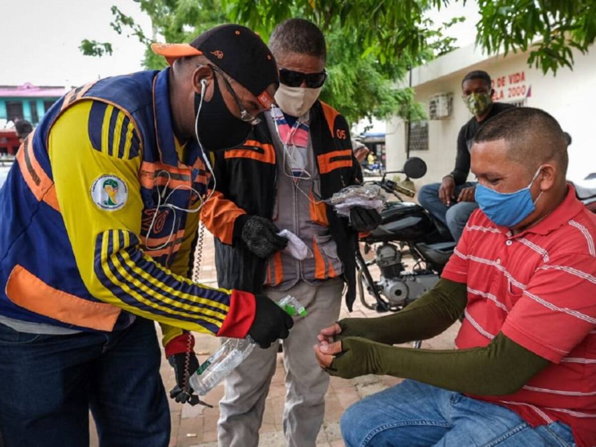 Mototaxistas realizan corredor bioseguro en Cartagena