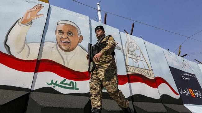 Mural que espera al papa Francisco en Irak