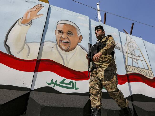 Mural que espera al papa Francisco en Irak