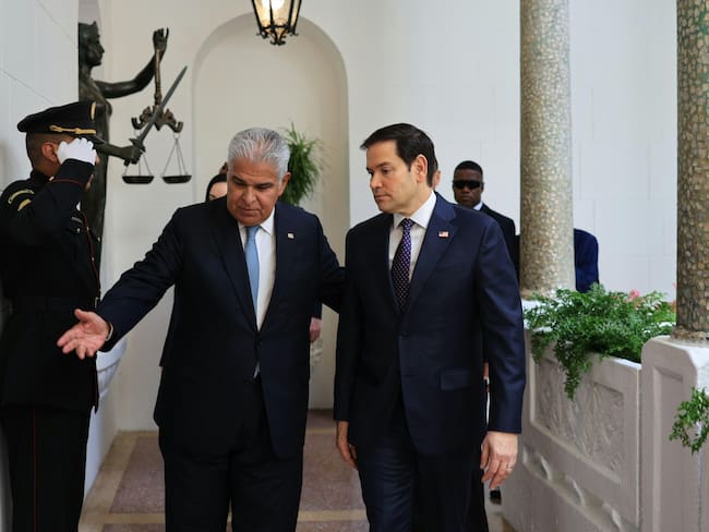 Luego de reunirse con el secretario de Estado de Estados Unidos, Marco Rubio (d), el presidente panameño José Raúl Mulino (i) confirmó que la soberanía del país “no está en cuestión”, que el Canal está seguro y que no continuará el acuerdo con China sobre la nueva Ruta de la Seda.
(Foto: Cortesía Presidencia de Panamá)