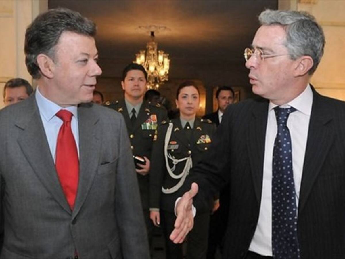 Uribe dice que la presidencia no lo quería dejar salir del país