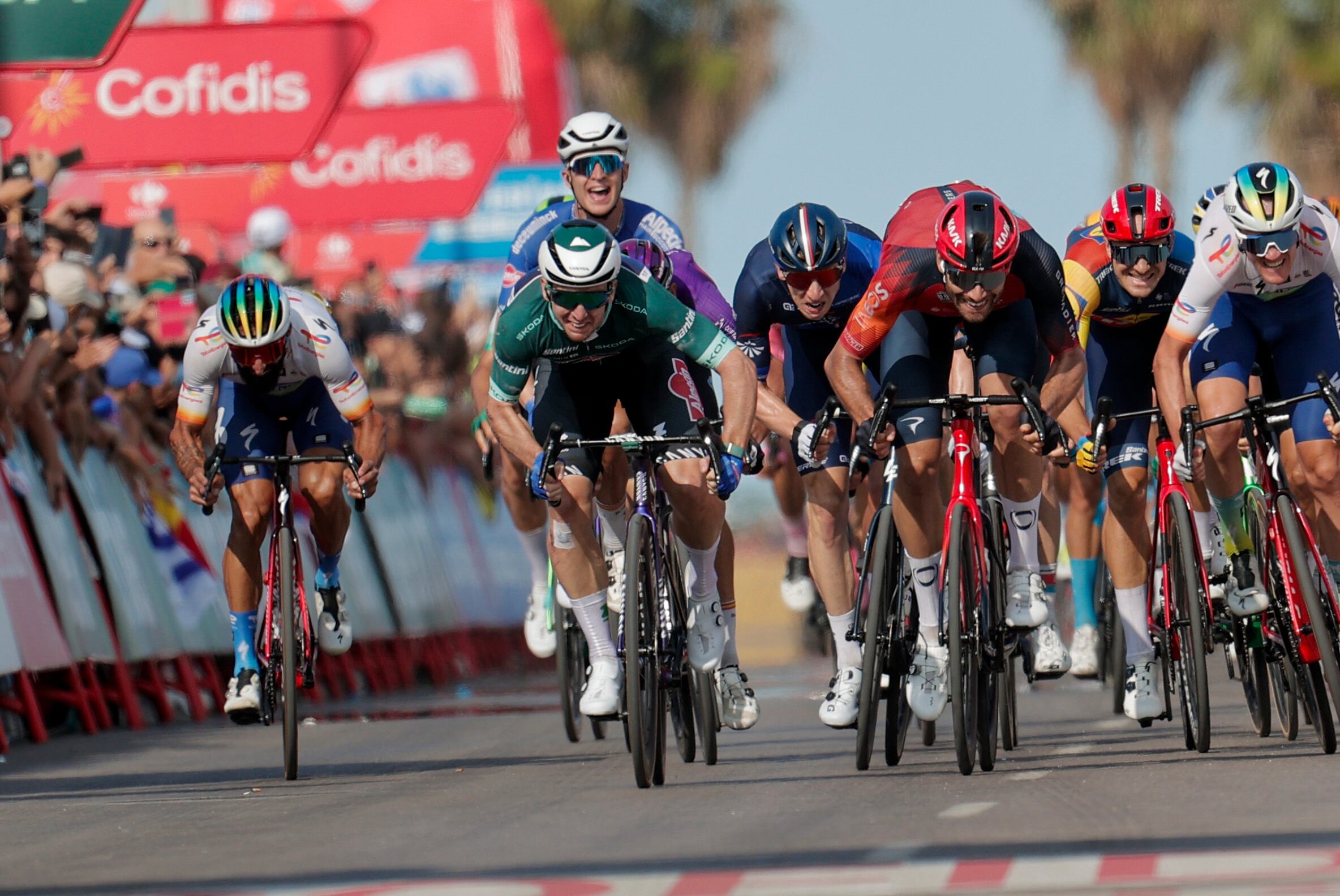 El ciclista australiano Kaden Groves (c-i) del equipo Alpecin-Deceuninck gana la quinta etapa de La Vuelta disputada entre Morella y Burriana, de 186,5 km de recorrido. EFE/ Manuel Bruque