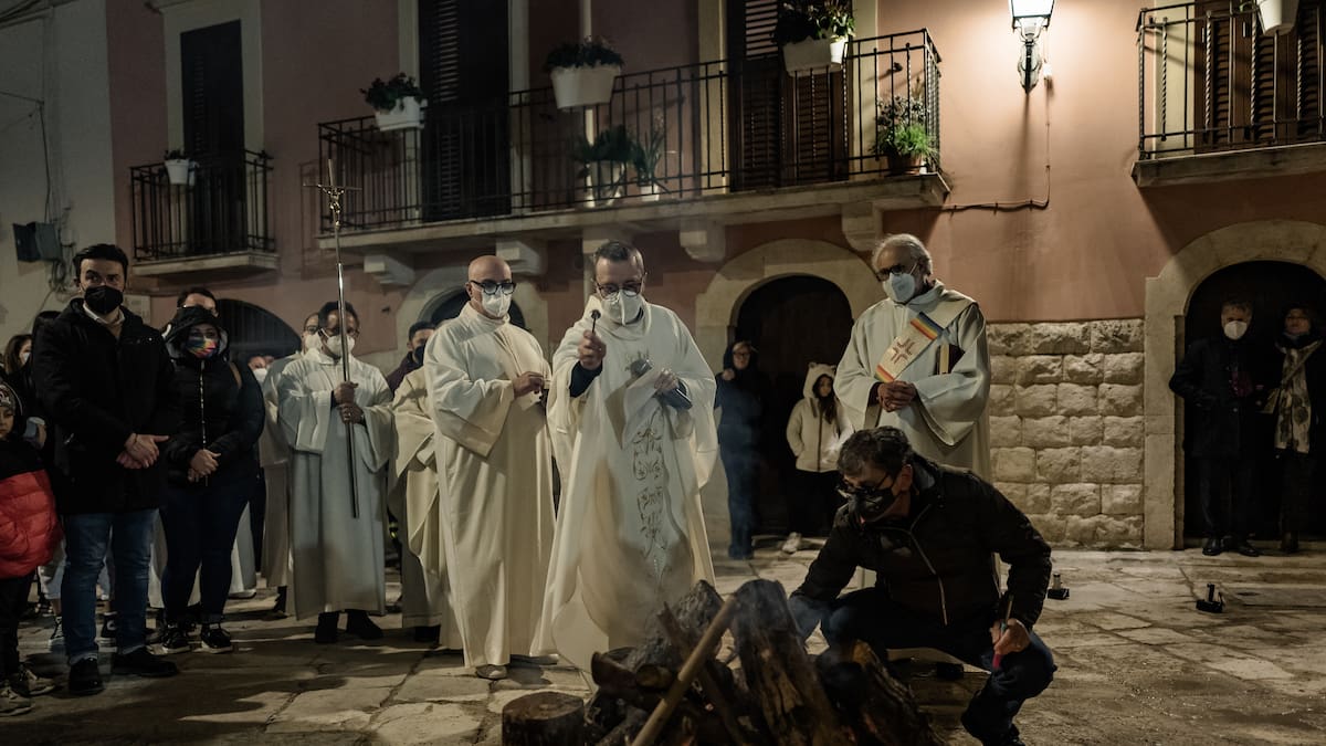En qué consiste la bendición del agua y del fuego que se realiza en Semana Santa