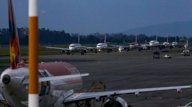 Trabajadores de la Aeronáutica Civil (Aerocivil) denunciaron que esta entidad no les ha pagado horas extras, prima de productividad y, a algunos, su seguridad social. Foto: Colprensa