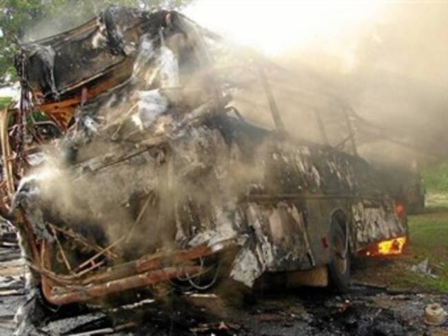 Guerrilleros queman bus en el Caquetá