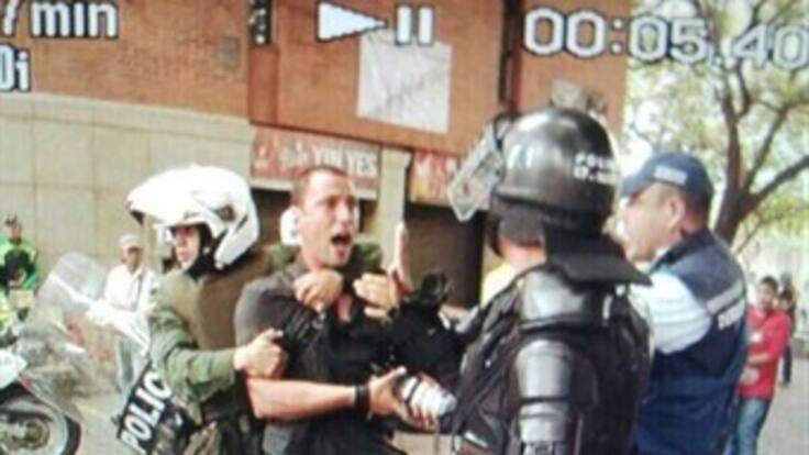 Policía ofrece excusas a camarógrafo detenido en Medellín