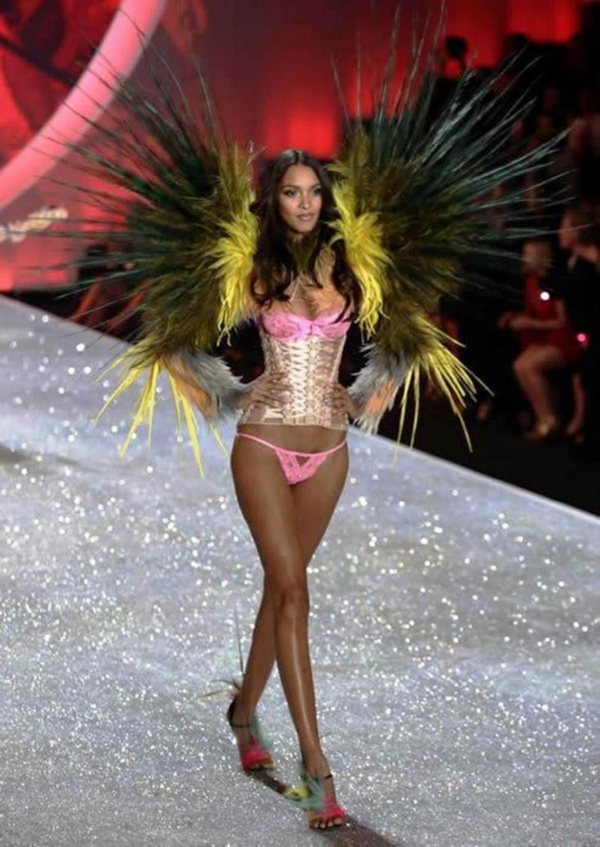 La modelo Maria Borges de Angola luce una creación de la marca de lencería Victoria's Secret