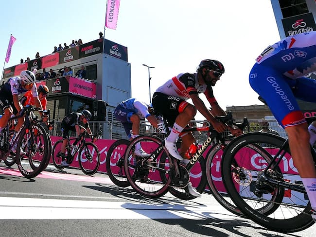 Fernando Gaviria cruza la meta en segunda posición durante la quinta etapa del Giro de Italia.