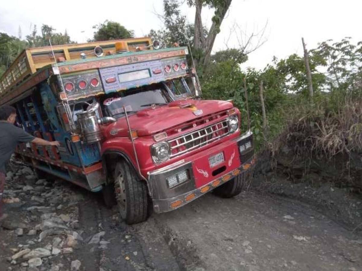 El 80 % del transporte público está interrumpido en Ituango por los derrumbes